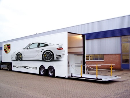 Racing, Trailerhome, muziek, podia, megascreens